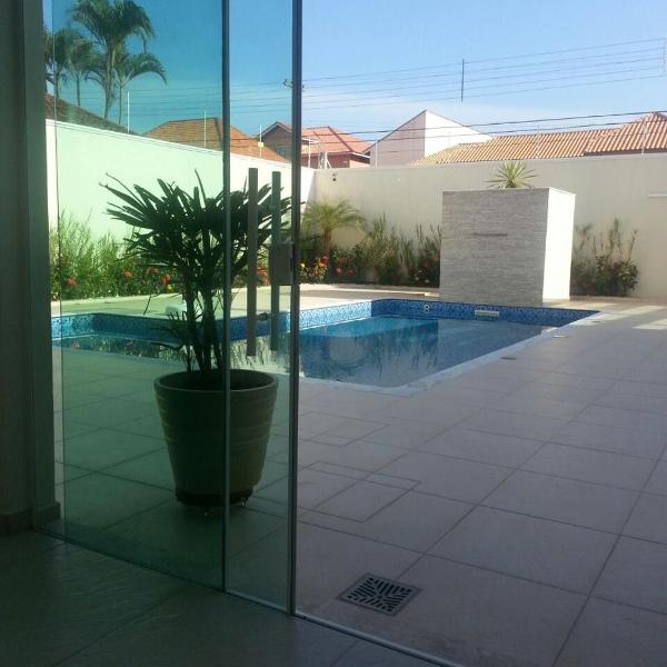 Casa Top com piscina, quadra de Squash e a 30 m da praia