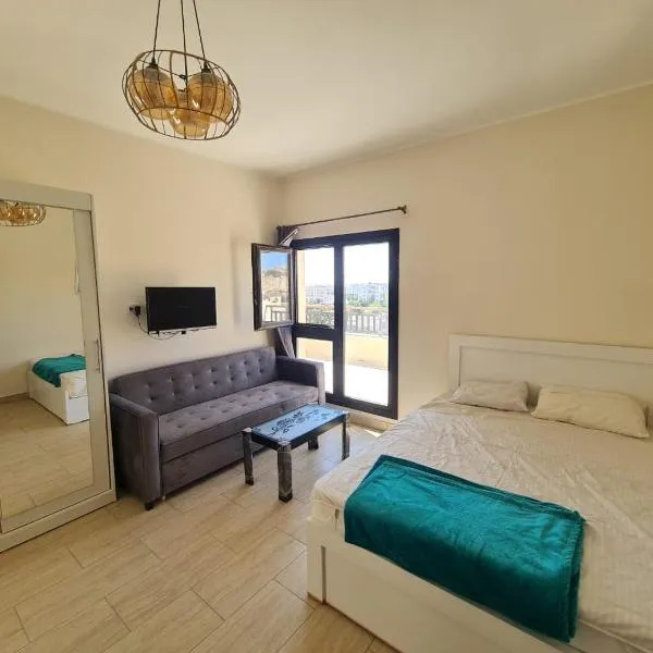 AlDau Heights Modern Studio with Terrace, Mountain & City View, hotel in Hurghada