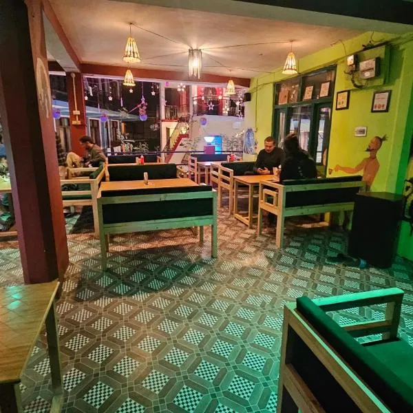 Non Stop Cafe Hostel & Stay, hotel di Manali