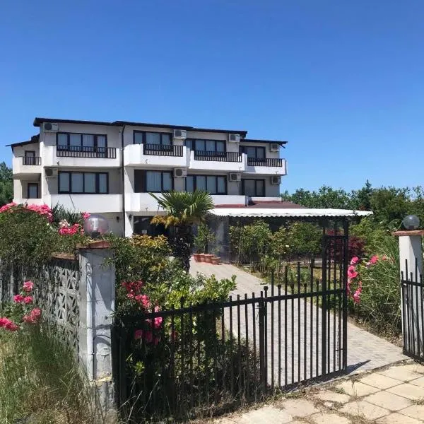 Guest rooms Southern nights, hotel v destinaci Varvara