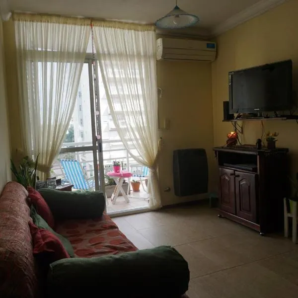 Depto con balcón, pleno centro, hotel in San Nicolás de los Arroyos