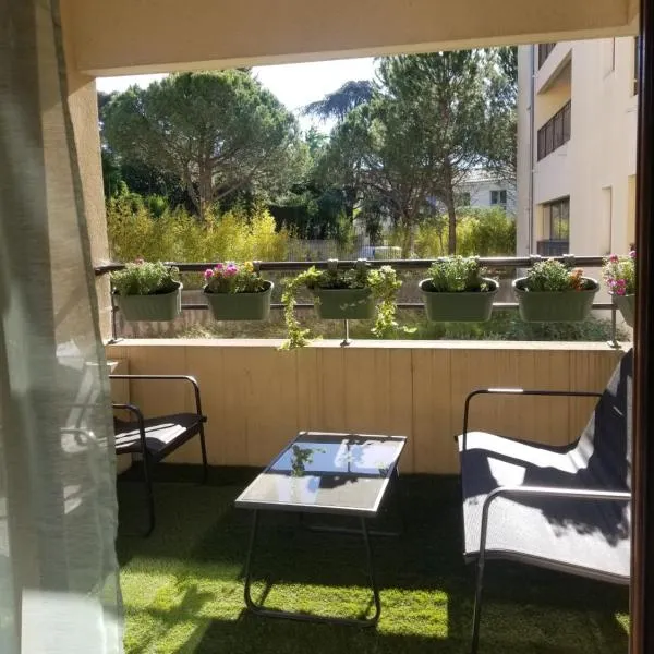 Appartement cosy centre Uzès, parking gratuit, piscine, hotel en Uzès