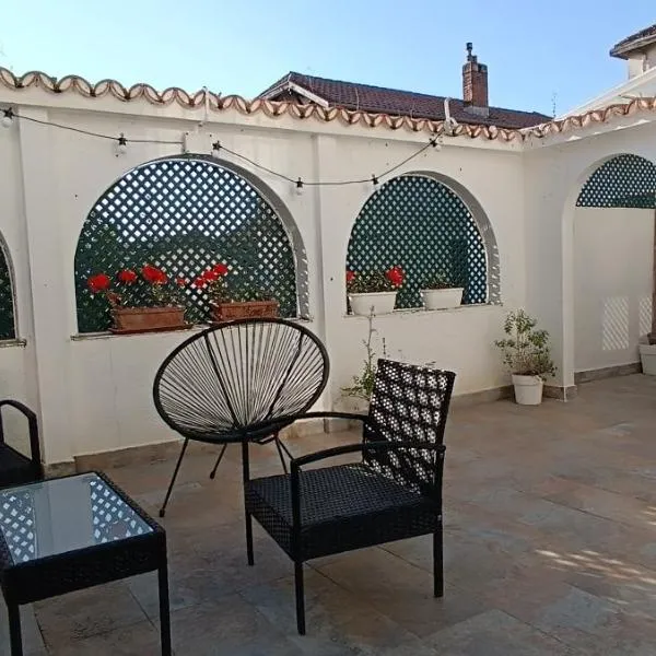 Maison de ville avec grande terrasse à Caneta, hotel din Hendaye