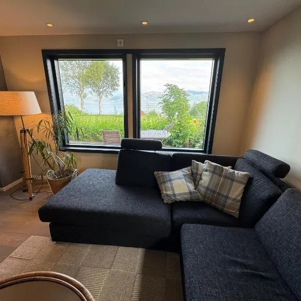 New apartment by the fjord, hotell sihtkohas Stadlandet