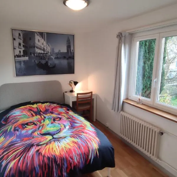 Small Double Room, bed 140x200cm, in very quiet and cosy house!, hotel v destinaci Dübendorf