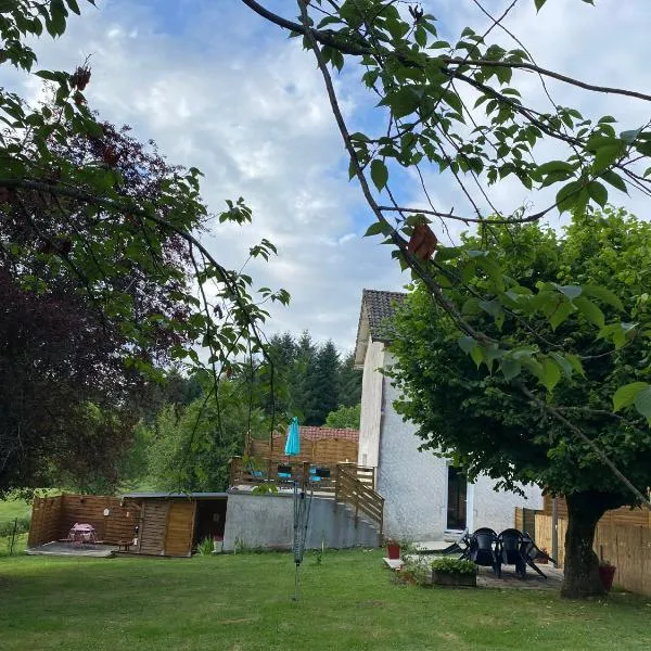 Domaine De Domingeal, hotel v destinaci Saint-Germain-les-Vergnes