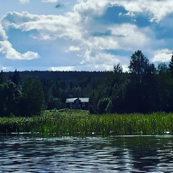 Traditional Swedish loghouse, hotel in Hagfors