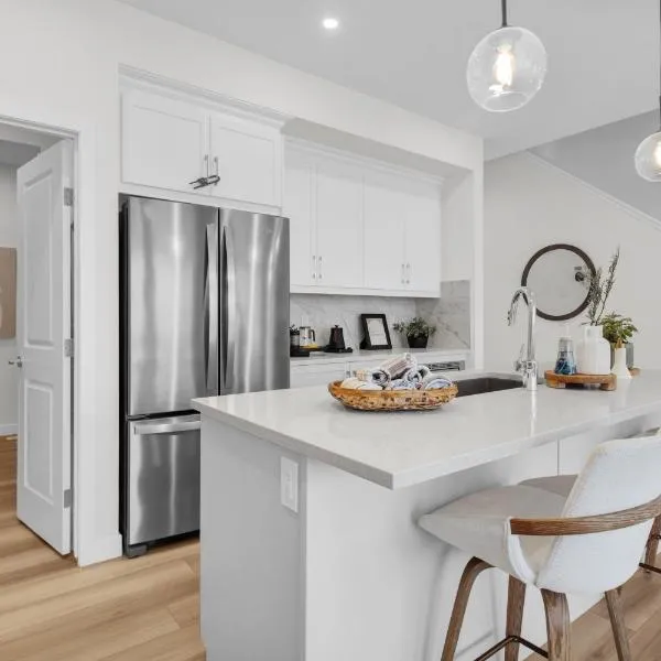 Luxury AC Sleeps 7, hotel in Edmonton