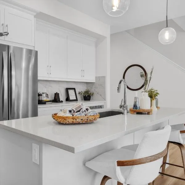 New Luxury Sleeps 7 AC Double Garage, hotel em Edmonton