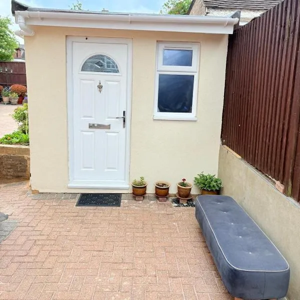 The Garden Studio - Private Detached Studio with Ensuite Cozy and Self-Contained, hotel v Lutonu