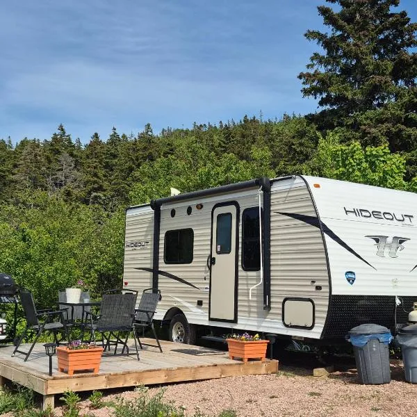 Moceanset Getaways - Elegant, Ocean, Mountain and Sunset Views "Camping Experience", hotel in Dingwall