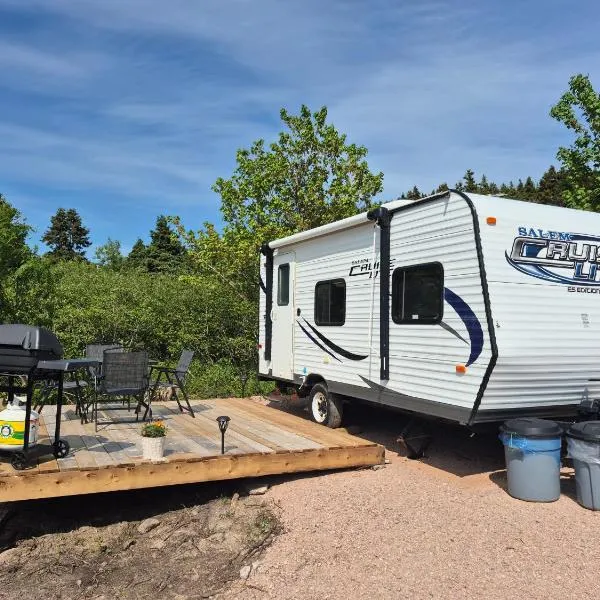 Moceanset Getaways-Beautiful Ocean, Mountain & Sunset Views, "Camping Experience", hotel v destinaci Dingwall