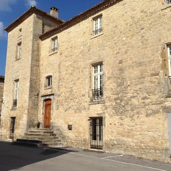 Prieuré du 17è dans l'Ardèche méridionale, hotel v destinaci Vagnas