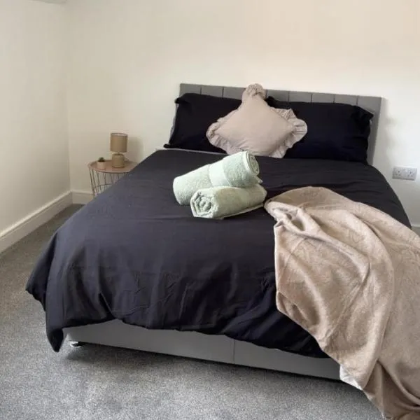New Build 3-Bed in Rotherham Fast WiFi, Garden & Driveway，位于Kimberworth的酒店