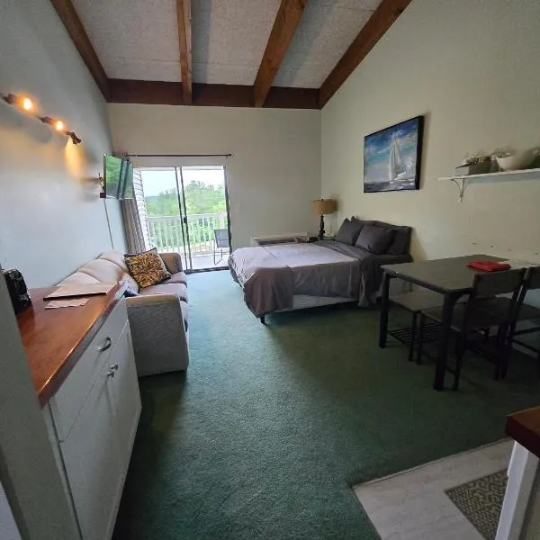 Cedar Lodge Condo with Private Balcony & Full Kitchen, hotel in Laconia