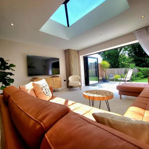 Modern Luxury Home with Spacious Garden close to Warner Bros Studio, hotel in Abbots Langley