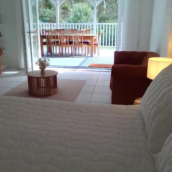 2 bedrooms private bathroom 2 queen beds own entry, hotel in Long Jetty