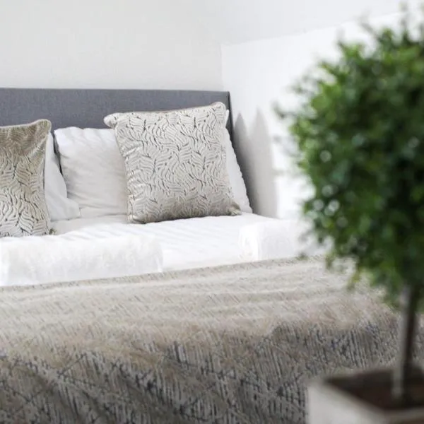 SHM Stays Solihull HS2 NEC Airport Nr M6 M40 M42 Great for Long & Short stays 15 min walk to Train Station 5 min drive to Town Centre outside Bus Stops & Supermarket Free Parking, hotel v destinaci Solihull