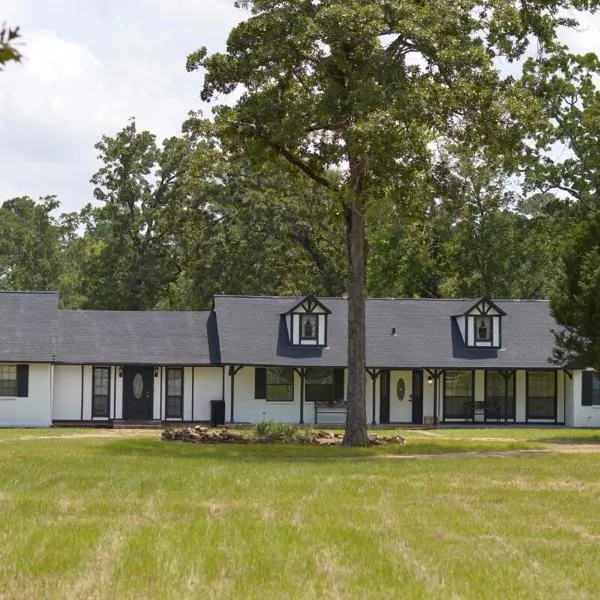 Gorgeous 10 Acre Modern Farmhouse & Private Pond, ξενοδοχείο σε Montgomery