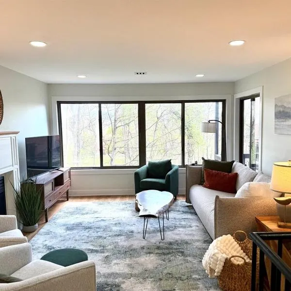 The Canopy 4BR Forest Escape Spa, Sip, and Unwind, hotel v destinaci Vernon Township