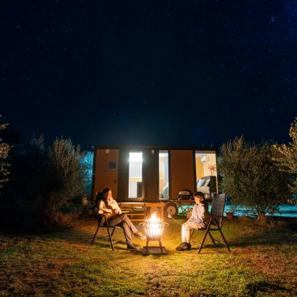 The Little Grove Retreat by Tiny Away, hotel in West Wyalong