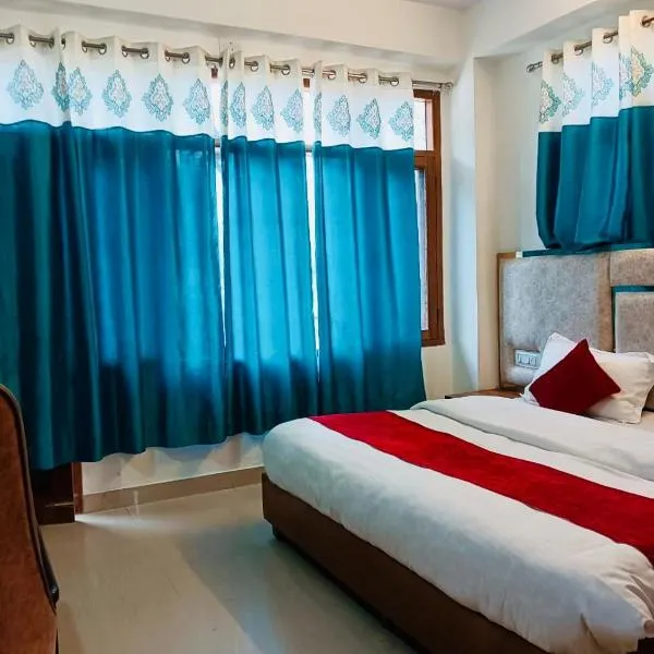 Mashobra Retreat - Budget Friendly !! Staaf Friendly !! Parking !! Lift !! Couple Friendly, hotel in Shimla