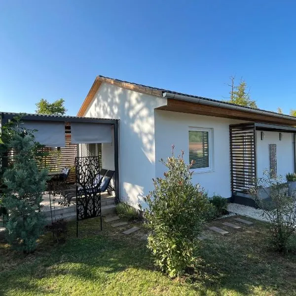 Jókai Apartmanház Balatonszárszó، فندق في بالاتونسزارسكو