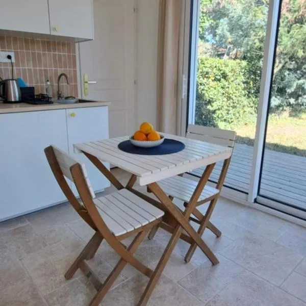 Studio confortable dans un jardin au calme, hôtel à Villenave-dʼOrnon
