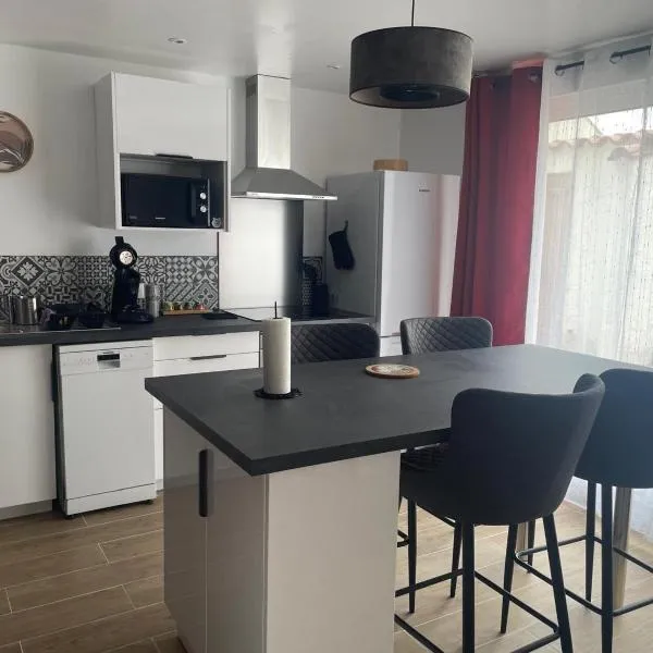 Charmant logement avec piscine, hotel v destinaci Saint-Féliu-dʼAvall