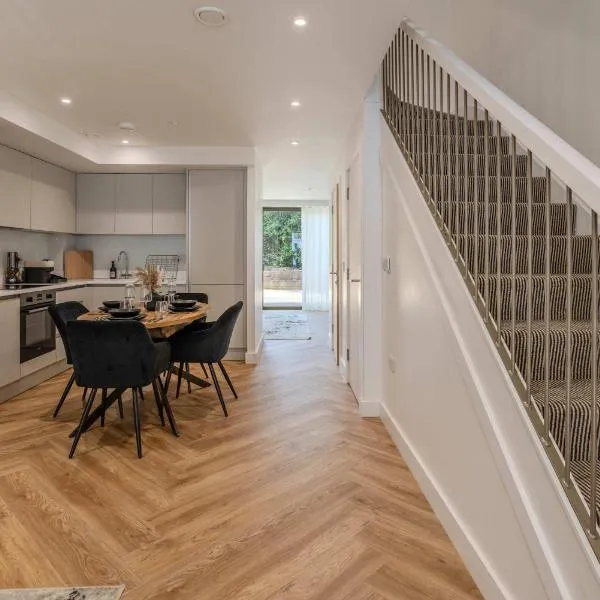 The Hidden Suite - 4BR Townhome Roof Top, Hotel in Manchester