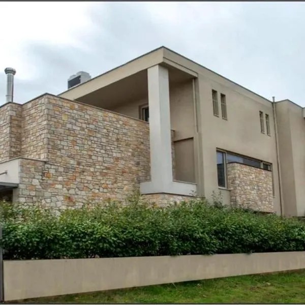 Ioannina Amazing Deluxe Apartment, hotel v destinaci Pedini
