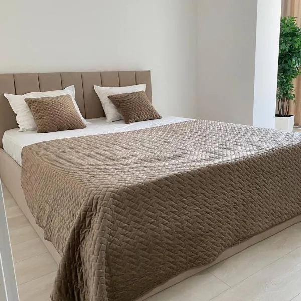 ATLANT luxury Big Family Five Apart - ТЦ ДЕПОТ, hotel in Chernivtsi