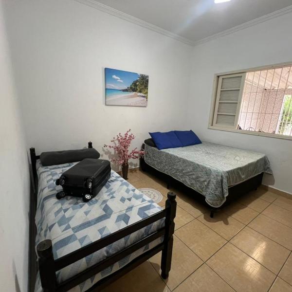 Casa para até 8 pessoas a 5 min da praia com churrasqueira e 3 vagas de garagem - Foto 2