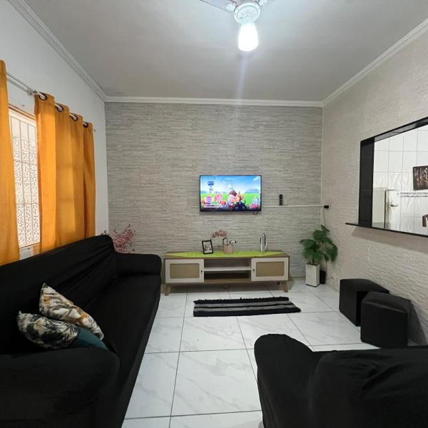 Casa para até 8 pessoas a 5 min da praia com churrasqueira e 3 vagas de garagem