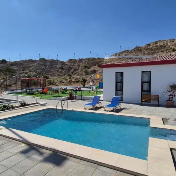 Duplex villa in a mountain farm with a swimming pools & garden,including breakfast فيلا دوبليكس غرفتين و صالة في مزرعة جبلية مع مسابح وحديقة مع إفطار, ξενοδοχείο σε Hatta