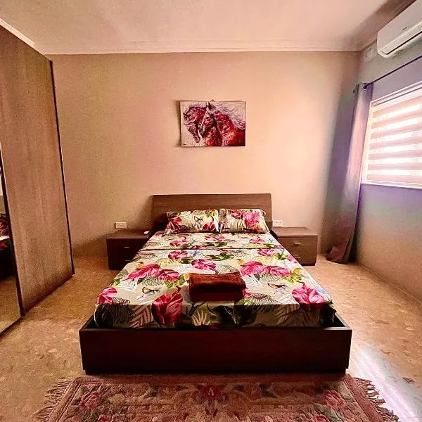 Triple room in Beautiful Artsy Maisonette, hotel in St Julian's