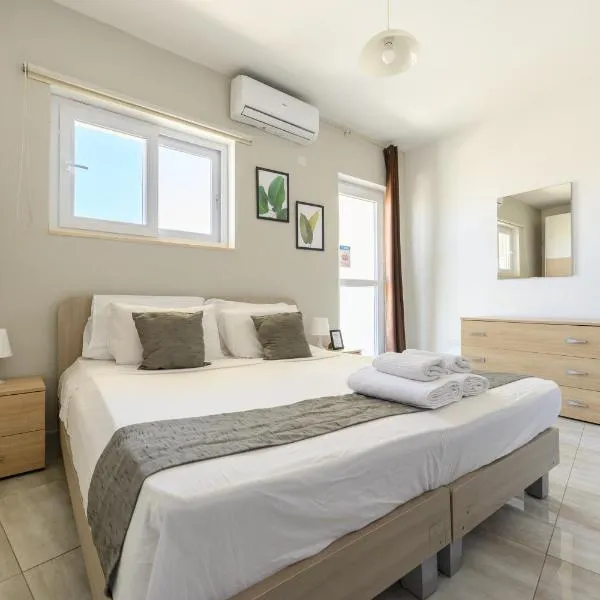 F4 Room 1, Private Double room with private bathroom and balcony, hotel v destinaci Msida