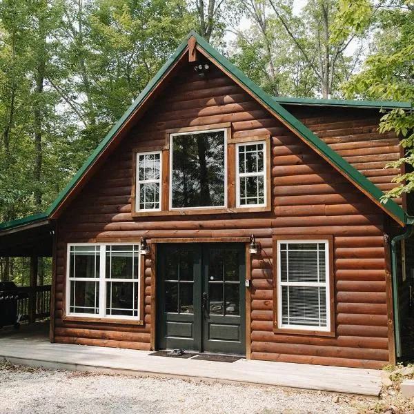 "The Lantern" Woodsy Cabin Experience w/ HotTub, מלון בRogers