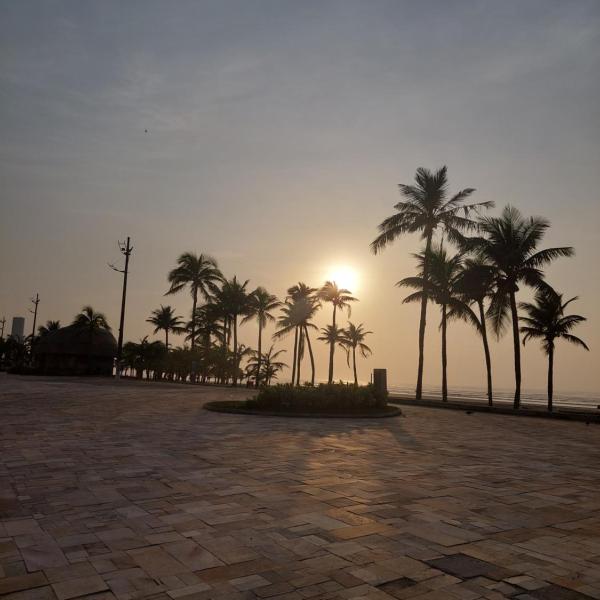 Sacada envidraçada, ar condicionado, wifi, 100m da praia