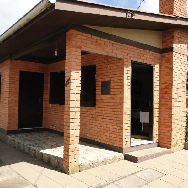 Casa Completa, 300m da Praça, Wi-Fi, 130m quadrados, 4 Camas de Casal, 4 Quartos, Até 11 Pessoas, Quintal com Vasta Área Verde, Varanda nos Fundos, Garagem Coberta 1 Carro, Estacionamento Interno 2 Carros, Churrasqueira, Fogão a Lenha, hotel em Cambará