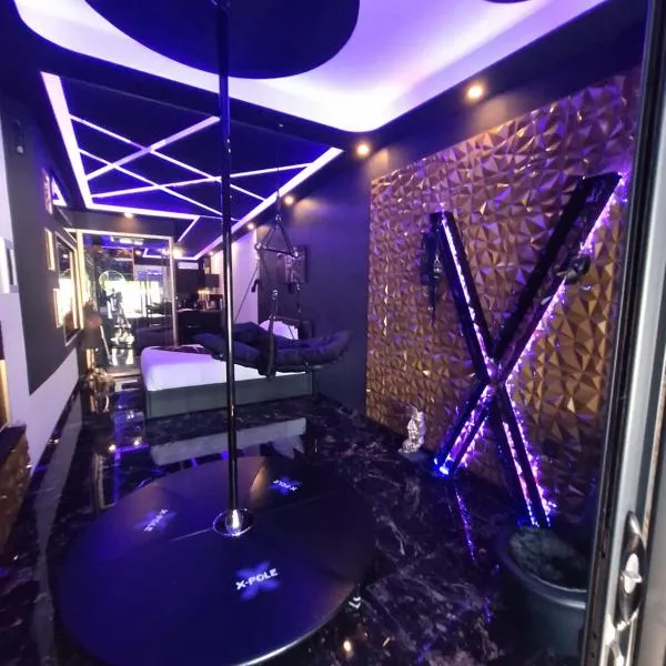 love room mes petits secrets miniac morvan avec jacuzzi privatif, hotel em Miniac-Morvan
