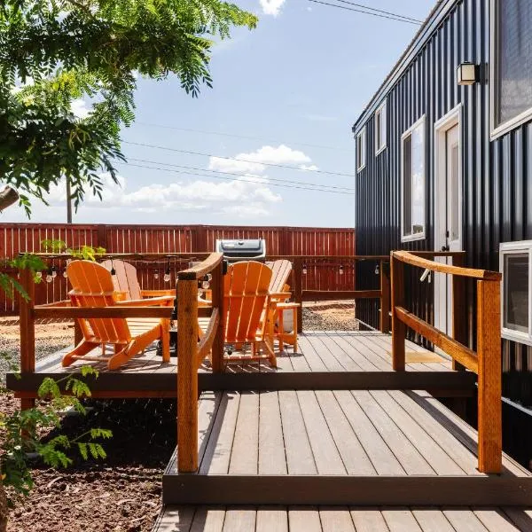NEW Stunning Tiny Home w private deck firepit BBQ, hotel in Apple Valley
