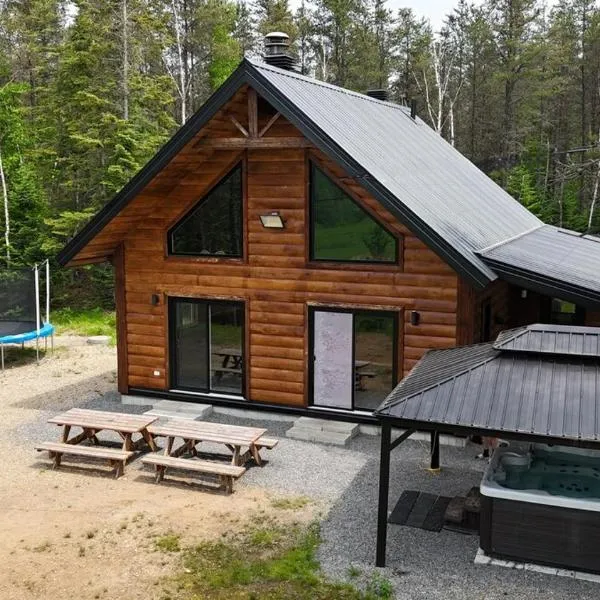 Chalet bois rond, Spa, rivière & nature, ξενοδοχείο σε Lac-aux-Sables