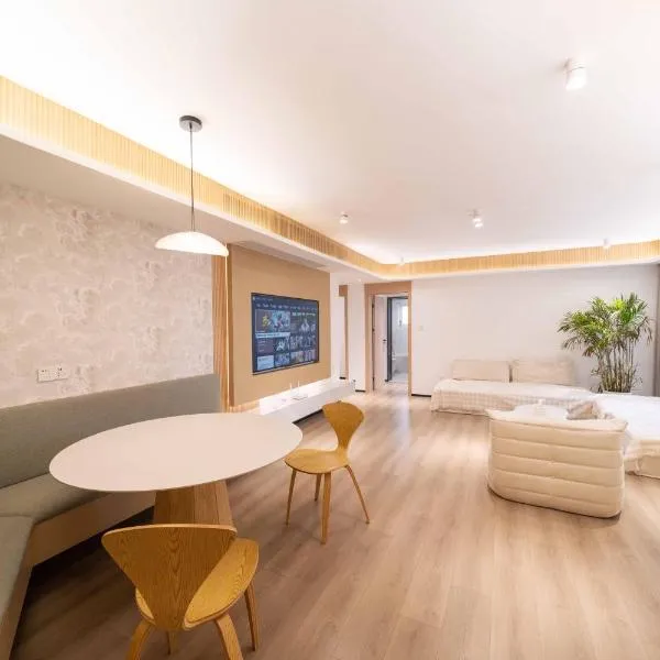 ZHome-Modern 3 bedrooms apartment - near NanJing Road, hotel in Shanghai