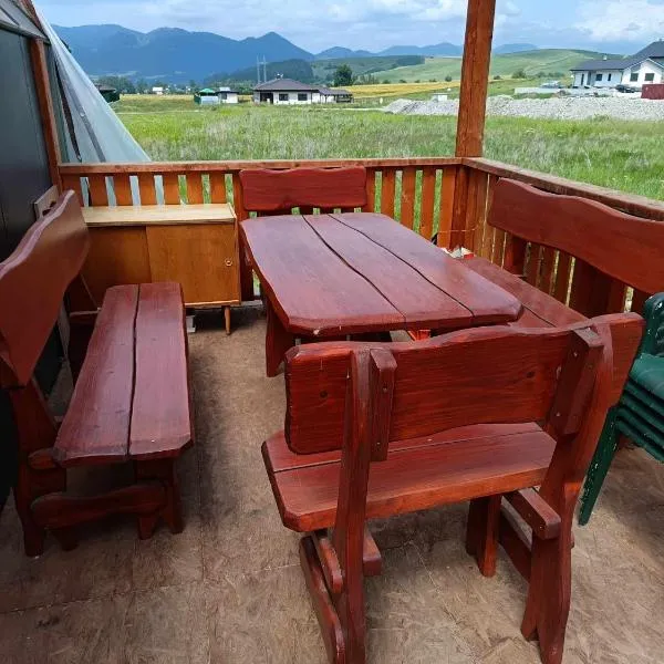 Cozy Tiny Cabin Meadow, hotel in Liptovská Štiavnica