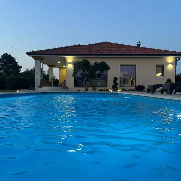 Luxury Villa ROYAL, hotel in Ljubuški
