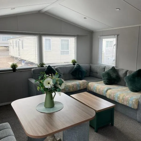 J4 Lossiemouth Bay Caravan Park, hotel v destinaci Lossiemouth