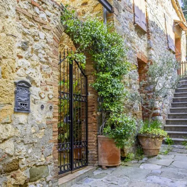 Apartment in the medieval village, hotel in Montefollonico