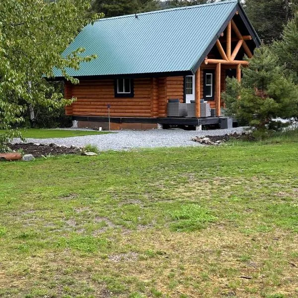 Lofted log cabin with fire table, hotel in Kelowna