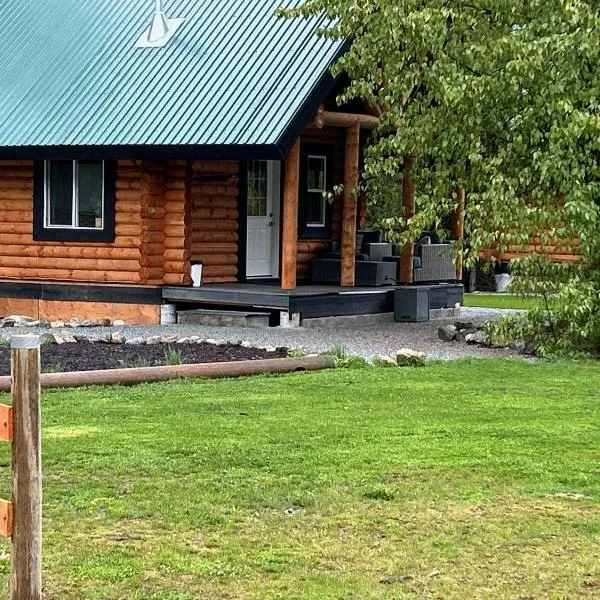 Log lofted rustic cabin in woods, hotel Kelownában